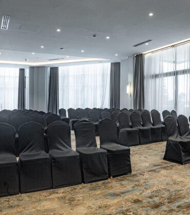 What are the best co-working spaces in Nairobi with private meeting rooms?